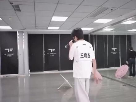 张函瑞还原TF四代加油!反差萌圈粉