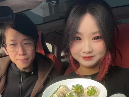 哈哈 猜猜绿草莓是啥! 他到最后也没吃到白草莓啥味!哈哈哈哈 #草莓 #白草莓 #白雪公主草莓 #搞笑 #情侣