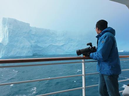 我在南极遇见世界最大冰山,却悄然走向消亡 我在南极遇见世界最大冰山,却悄然走向消亡去年十二月,我在南极三岛旅行时,遇见了一堵“无尽的冰墙”。可走近才明白,那不是墙,而是一座漂浮的冰山。南极的冰山,远比想象中更复杂、更生动。我不止见到了世界上最大的那座,也遇见了形态各异、性格迥然的它们。在这里,冰山不是静止的背景,而是移动的风景、生命的驿站,甚至是故事的起点。
#交换世界计划 #2025旅行高光时刻回顾
拍摄器材:
Sony A7C2
20 1.8 G / 28-200
DJI Pocket 3
BGM:
Jasha Klebe, Jacob Shea - Starlings
Trevor Kowalski - Luminescence
Trevor Kowalski - True North
Hans Zimmer - Planet Earth III Suite