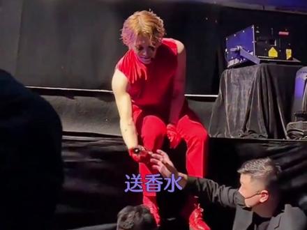 明明未婚但是戒指都戴在无名指的男人 怎么可能不宠粉~ #王嘉尔 #王嘉尔jackson #王嘉尔给粉丝带戒指