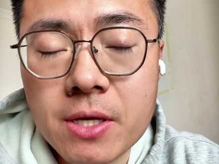 苹果iOS26.4正式版本要不要更新?肯定是闭眼冲呀! 苹果iOS 26.4 正式版已经推送了,到底能不能更?
直接给结论:放心更!!
这次主打安全和稳定修复,目前没发现负优化。
主要更新内容:
• 修复了 WebKit、蓝牙、锁屏这些高危漏洞
以及通知延迟、重复弹窗的问题
• 失窃设备保护,默认打开,支付和隐私更安全
•增加了减弱明亮效果和,调暗闪烁光线功能,
这两个功能一定要打开,即护眼,又省电
• 优化了输入法打字延迟不跟手的问题
还新增了一些表情和壁纸合集.
在相机设置里多了个音频缩放功能。但是删掉了App Store退出ID的入口,如果需要切换ID只能在ICLOUD 里操作.
说实话,这些对日常使用影响不大,我最在意的还是续航,续航有没有变好,等我再测两天,到时再做反馈
最后是更新建议
• 已经使用iOS 26系统、版本在26.4以下的,都可以闭眼升级
• iPhone 15、16系列想更iOS 26的,现在可以冲
• 苹果大版本第四次更新,基本都算养老版,BUG都修得差不多了
iPhone 14及以下老机型,能不更就别更了,更新后会发热、变卡、续航变差。
提醒一下:更新完系统,需要48小时适配,这两天可能会发热、掉电快,都是正常现象,别慌,等适配完就稳定了。#iOS26系统更新 #iOS26 #iOS26更新 #苹果系统更新 #苹果iOS