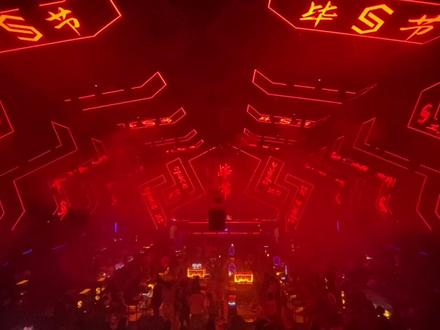 #灯光vj 日常现场配合@DOU+小助手 #大型蹦迪现场