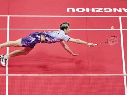 2024年世界羽联年终总决赛正在杭州火热进行,半决赛的激烈争夺已经落下帷幕,各单项的冠军归属即将在今日揭晓。以下是各个项目的决赛对阵情况:
- 女子单打:韩悦与王祉怡两位中国选手成功会师决赛,确保了中国队提前将女单金牌收入囊中。
- 混合双打:郑思维/黄雅琼这对被誉为“雅思”组合的中国搭档,将在他们选择作为国际赛事谢幕战的比赛中迎战来自马来西亚的陈堂杰/杜依蔚。
- 男子单打:石宇奇代表中国队闯入男单决赛,他的对手将是来自丹麦的安东森。
- 男子双打和女子双打:这两个项目均无中国选手晋级决赛。男双方面,丹麦的阿斯特鲁普/安德斯将对阵马来西亚的吴世飞/伊祖丁;而女双的对决则将在韩国的白荷娜/李绍希与日本的松山奈未/志田千阳之间展开。
决赛将于今日下午14:00准时开始,Cctv5将全程直播,球迷们可以期待一场场精彩绝伦的比赛。#羽毛球 #世界羽联世界巡回赛总决赛 #石宇奇 #雅思组合