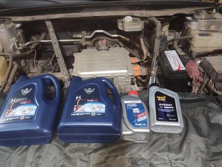 2021年比亚迪秦PLUS纯电车,更换水箱防冻液,更换暖风及电池循环散热防冻液,更换齿轮油,更换博世D0T4刹车油并四轮分泵排空。
刹车油更换方法:拆掉起动蓄电池负极,按左前→右后→左后→右前顺序逐个刹车分泵排空,排空完成后把刹车油油壶加满,油壶盖子不盖,接好起动蓄电池负极,踩住刹车按下启动开关等屏幕亮起时松开刹车,等待15秒,然后用力踩下刹车不放大约2分钟(原理是刹车集成系统在自动排出空气并匹配均等的刹车压力数据),等屏幕上EPS故障码和刹车故障码消失后,添加刹车油到正常液位,盖好刹车油壶盖子。
#汽车保养与维修 #新能源汽车#郴州市爱车堡汽车服务有限公司