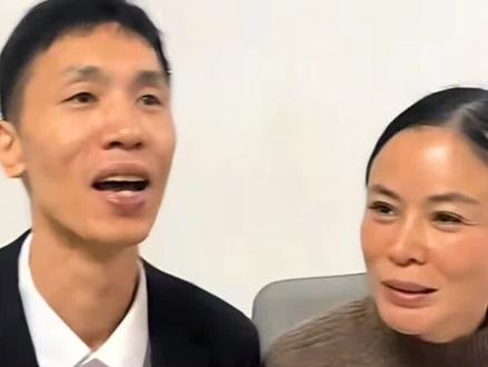 李鑫养家真实情况
- 家里有养父、养母,还有一个哥哥、三个姐姐,一共四位亲生子女,加上他一共五个孩子。
- 他小时候流浪到当地,被这家人收留抚养,不是花钱买来的,有村里开具的捡拾证明,这一点官方和他本人都确认过。
- 养家在当地做内衣相关小工厂,他一直在家里帮忙做事。
- 养家对他一直不错,小时候送他去读私立学校、还送去武校,家里哥哥还陪读照顾他,怕他受欺负。
- 现在养父身体不好,常年卧病;养母在家帮忙照顾他的孩子。
- 他自己有家庭,有妻子和孩子,孩子是早产儿,家里负担不算轻。
#李林寻亲 #李鑫回家 #李林李鑫 #姐姐寻弟李鑫 #失散33年姐弟重逢