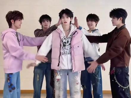 #时代峰峻荣耀之战规则 荣耀之战赢了没事输了更是没事 #时代峰峻 #TF家族荣耀之战 #登陆少年团 #TF家族四代