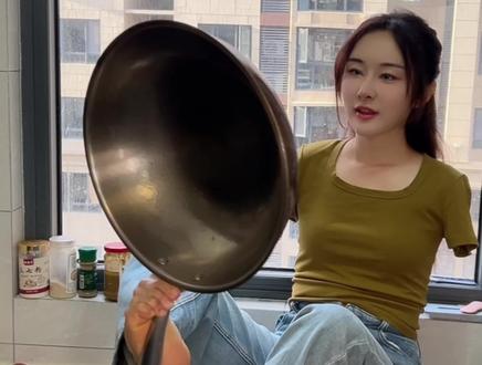 #母亲节他好像什么都没准备
岁月偷走了妈妈的青春,还好我学会了下厨,热气腾腾的饭菜,是我能陪她最直接的温柔,母亲节快乐!希望天底下所有的超人妈妈永远美丽健康#生命里最重要的她 #母亲节 #爱笑的人运气不会差