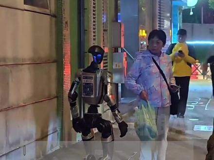 澳门一女子被机器人惊吓送院 #澳门 #机器人