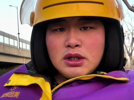 #外卖小哥 #美团骑手 #美团一对一 美团一对一也不是那么好跑的,套路也很多,水也很深。今天我抢了个 200 多的大单,直接给我转跑了