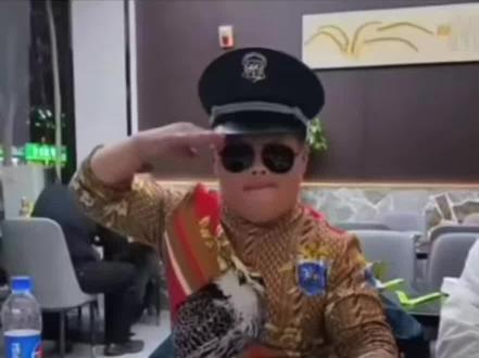 糖宝小超 伍世豪吃饭敬礼动态 伍世豪唐宝敬礼片段 伍世豪吃饭敬礼视频 伍世豪吃饭敬礼素材 伍世豪吃饭敬礼 请我吃饭我就这样 吃饭敬礼握手原视频 吃饭敬礼握手表情包 吃饭敬礼握手图片 吃饭敬礼握手梗 兄弟请我吃饭原视频 伍世豪唐宝敬礼片段 我叫伍世豪 #糖宝小超 #伍世豪 #吃饭敬礼 #剪映 #教程