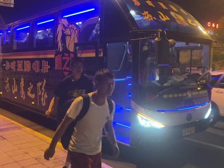 凉山鹰之队梯队球员交流赛都由专用大巴负责接送……现在的娃娃真的太幸福咯……希望优越的条件更能推助他们的成长