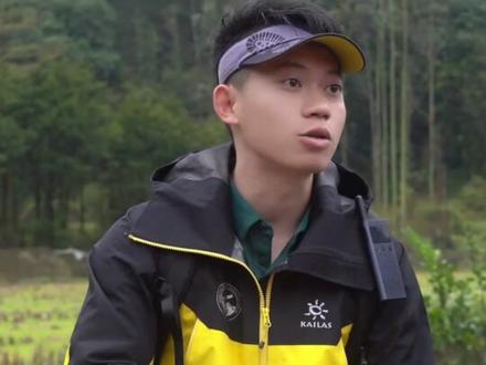 🧭指南针上面的各种刻度线你都知道怎么用吗? 西维斯三步法:
1.链接起点和终点
2.转动转盘让你的地图北和定向北重合或者平行
3.让指南针中的定向北和磁针北重合
重合后,前进箭头就是我们的前进方向
#分享知识 #徒步丈量世界 #户外知识 #领攀