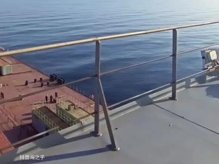 一艘30万吨级的远洋船,竟然只需要一名驾驶员,便可以完成船舶在海上的驾驶。其实船上是有三名驾驶员的,分别是大副二副和三副。每名驾驶员是值守四个小时,进行三班轮换的。#海员生活 #船员的日常工作 #航海