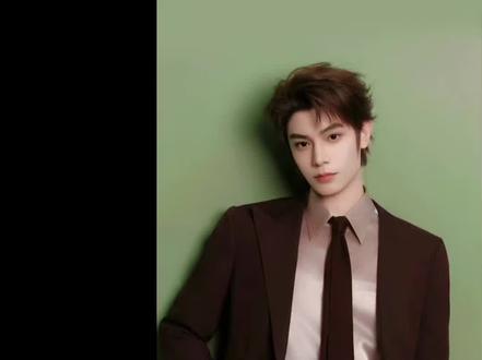 范思哲直接官宣全球代言!丁禹兮这张“非标准脸”,凭什么?
他的逆袭,给所有“不够标准”但想赢的普通人,指了条明路。
#丁禹兮 #范思哲 #颜值逆袭 #逆生长 #美学分析