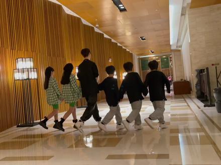 同时拥有双胞胎女儿和三胞胎儿子是一种什么样的体验#下个路口见 @DOU+小助手 @抖音小助手