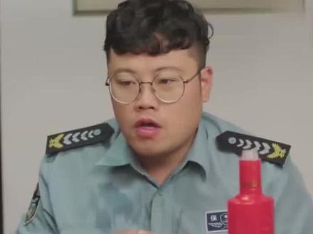 宋晓峰与情敌拼酒,不料情敌酒量欠佳,晓峰怒斥:干了啊,养鱼呢