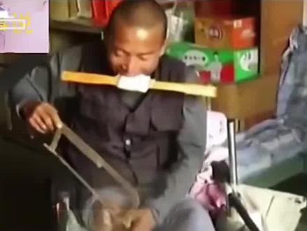 男子坚强的毅力,震惊世界#解压 #狠人 #经典动作 #工匠 #