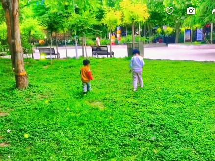 2-5岁孩子胆小害羞不合群,做到这四个方面,孩子就不会出现社交问题:
🌙第一、不要过度控制孩子
如果有人一天到晚在你耳边“不要跑,不要动,不要摸,不要画,不要叫”你只会消极烦躁和郁闷,孩子没有能力摆脱大人,他只能减少自己的行动,变得谨小慎微,从而避免成为你的语言垃圾桶,我们要原则之上给孩子足够的自由成长空间。
🌙第二、不要过度以孩子为中心
孩子在家是全家人的小太阳,赞扬声不绝于耳,做什么都是宝宝真棒,宝宝真聪明,可到了幼儿园没有谁再围绕他转,也没有谁一直关注他,他会因此失落丧失自信,所以在家夸孩子也要实事求是,把他当作小大人来对待。
🌙第三、给孩子创造社交条件
🌿1、环境条件:
多带孩子走出家门,去楼下去公园去游乐场,先把孩子置身于一个社交氛围中,多看多听,最好再有一个同龄好友互相邀请串门。
🌿2、能力条件
可以通过讲绘本,教他社交语言和沟通方式,四岁可以玩角色扮演游戏,提升孩子社交表达。
💫做到这两点,孩子很快就会变成社交小达人。
🌙第四:不要让家庭氛围伤害孩子
比如父母俩天天吵架或者家里老人有不良生活习惯,一天到晚看电视,还有生活压力大,妈妈经常情绪失控,这些都会让孩子没有安全感,导致孩子内向、消极、孤僻、害怕社交。#育儿 #亲子教育 #父母课堂 #家庭教育 @DOU+小助手