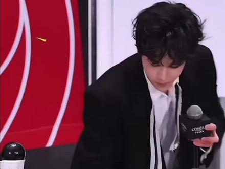 雷子的爱对月月永远能拿得出手 ,就像剧里的一句话 “你尽管往前走, 恶霸罩着你 ”