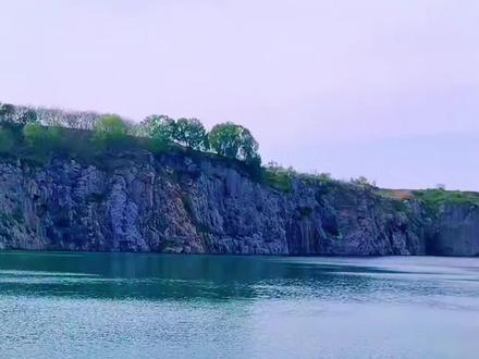 在金坛又发现了一家风景秀丽、适合一家人度假、游玩露营的好地方!这里还有一个爱心湖、简直太爱了、周末带上家人一起冲吧! @柚山村 #柚山村 #柚山村爱心湖 #心动观赛季 #亲子游玩好去处 #周末去哪玩