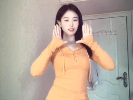 春天和龟蜜一起拍这个超简单《青天大老爷》😏#一学就会系列 #青天大老爷#田曦薇 #显瘦黄色上衣