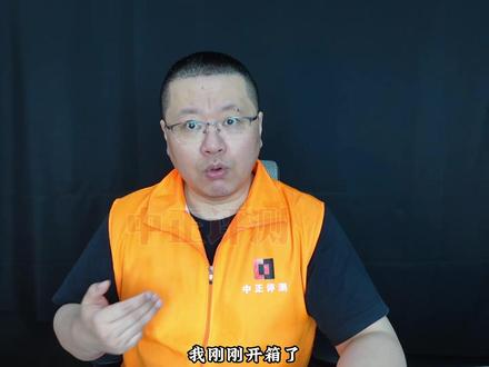 中正评测:拯救者R9000P,R9-8945HX、5060 这个机器才应该叫做拯救者,前面开箱的Y7000就是个混子。
联想应该恢复G系列的名称,Y7000就叫做G530。
硬蹭拯救者的名称,只会给拯救者招黑。
CPU,R9-8945HX,我翻了一下去年的R9000P的7945HX的数据,基本上差不多,去年的7945HX还稍好一丁点儿。
不过这个CPU的发挥已经OK了,毕竟是上一代的产品。
噪音是一个非常大的优点,这个极其影响使用感受。
今天这个机器表现很不错。
屏。
16吋、16比10,就是之前的那块拯救者的屏,没什么进步。
平均亮度522,放在往年算还行,放在今年要看和谁比,比天选6Pro的411,是好很多。
和耀世的588、苍龙的861,完全没得比。
甚至和去年的翼龙的579也略差。
暗影精灵11今年的平均亮度都达到了555,要知道这个系列的屏几乎没好的。
这个体现在实际观感上,R9000P这块屏以我的主观感受来说,只能给个及格分稍高点。
重量,2490克,客观的说,算正常,毕竟是16吋的大机器。
但是我还是希望能控制在2200克以内。
我个人层面,对这个重量是不满意的。
接口很好。
键盘布局很好。
键盘手感、触摸板手感,都不错。
质感,档次感,是中上水平,没槽点。
缺点。
显然是5060这个显卡,很扯淡,我已经喷过了不想再喷。
总的来说,是比Y7000的5060表现稍好一丁点,但是这一丁点根本无济于事。
就是一tuo叻色。
在用户角度,我买了最新的5060就是希望比4060更好的,你就拿几个百分点的提升忽悠我,部分场景还不如4060。
用软件的插帧来奔走呼号赢了,自己喊赢了不算,还得让各路博主也跟着你喊赢了。
这和阿三最近喊赢了,有什么区别。
就是个不要脸呗。
要钱的时候,打压竞争对手,喝令OEM厂家的时候,挺有脸的。
价格。
9999,其实机器挺有旗舰范的,机器本身并不差。
奈何这是一个5060叻色显卡,CPU虽说不错,但好歹也是上一代的。
这个价格就太糟糕了。
如果把国补的2000块钱,从厂家的价格减下去,原价定在7999,那算是一个还可以的价格。
总结。
机器不差,显卡太差,完毕。