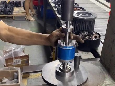 看完最详实的电机组装过程,就明白定子的外壳也是可以拆的,转子的轴弯了也是都可以拆下更换的#电工#电机