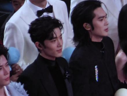 一路生花肖战合唱~#肖战一路生花 #肖战 #东方卫视跨年肖战 #现场live #舞台演出现场