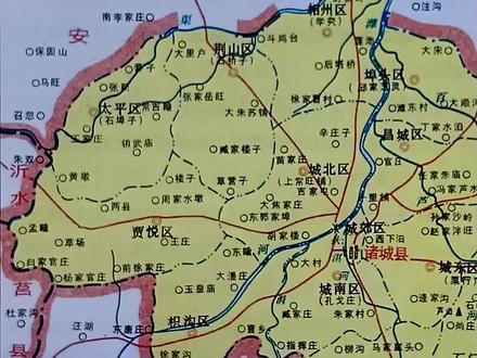 1956年诸城政区图。民国18年(1929年),设有7区4镇65乡2005个村,总面积4071.5平方千米。
抗日民主政府成立后,辖16个区1100个自然村。1949年辖10个区,下设117个乡647个自然村,总面积799平方千米。
1950年1月,将莒北县的太平、金墩、清河、枳沟、贾悦、荆山等6个区划归诸城,诸城由原辖10个区增加到16个区,下设136个乡982个自然村。
1953年3月,将胶河县的障北区、台西区、桃园区、石门区和丰台区之一部分划归诸城,境域面积扩大到2126平方千米。
1953年冬,全县设20个区219个乡5个镇1185个自然村。1956年3月,藏马县撤销,将桃林区划归诸城县(其余区域未能划归,沿海城市变为内陆);1956年4月,将五莲县的常山区划归诸城县。#城市记忆 #诸城 #地图