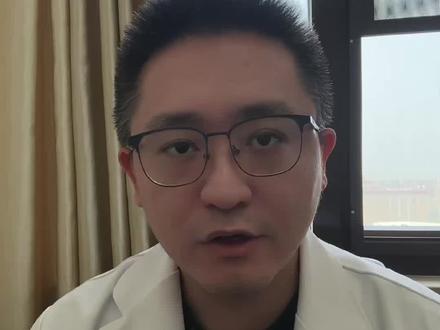 嘴唇发紫是心脏不好吗 有没有人跟你说过这句话:你嘴唇这么紫,是不是心脏不好?我敢说,10个嘴唇发暗发紫的人,8个都被这句话吓过。甚至有人天天对着镜子扒拉自己的嘴唇,越看越慌,生怕自己哪天就查出心脏病。先给大家说个明白,嘴唇发紫,医学上叫发绀,说白了就是血液里氧气含量不够,血色变深,嘴唇这种皮薄血管多的地方,最先能看出来。确实,严重的心脏问题会导致这个情况,但我今天必须把话说在前头:不是所有嘴唇发紫,都要心脏来背锅。#抖出健康知识宝藏 #真实生活分享计划