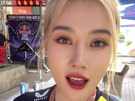 感谢@奥地利redbull 和#F1Play 的邀请,近距离参观了Redbull P房,终于见到霍纳拿到了签名和合照,太激动了!在p房里面戴着耳机全程看完了一练,可惜不让拍照啊!电视上的场景成真了,跟做梦一样~这回Redbull的人算是都眼熟了~#f1新加坡大奖赛 #F1 @F1世界锦标赛 #赛车