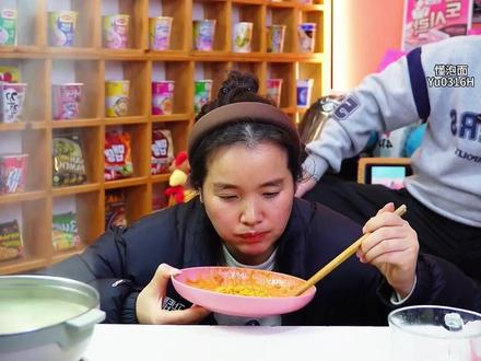 酱里麻的面升级了!面饼加大而且料包也调整了,并且还支持试吃一包#泡面先生 #泡面先生火鸡面测评 #火鸡面 #酱里麻的面 #麻辣火鸡面