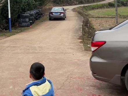 年也过完了,老公又该出去打工挣钱了,你这一脚油门,我又成了留守妇女,年轻都不在一起,等老了在一起还能干啥?你肯定也不舍的走吧,眼泪流了一地#心酸又无助 #两地分居的夫妻 #留守妇女