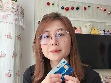 只要你的银行卡带有银联标识,在全国范围内各银行的ATM机取款,跨行正常是要收手续费。
今天教大家一个省钱的小方法!