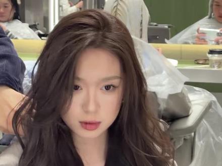 软塌一定要**烫到发根才有支撑力!
卷度大小和层次高度会根据脸型、头型和发质精细调整,这就是定制设计的魅力
天生发质很好的那种微卷~”的原因是:不管是直发还是卷发 剪完都动感轻盈、自然蓬松、不管是扎起来还是披下来都很有氛围感 超修饰脸型,方圆脸女孩闭眼 冲
#免打理烫发#细软塌蓬松的秘密
#烫发推荐 #法式慵懒烫发 #减龄烫发