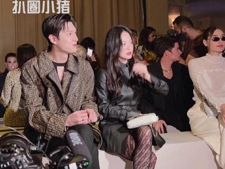 #宋慧乔李敏镐同框看秀 这不妥妥的豪门姐弟(弟弟在姐姐身边就是小奶狗)