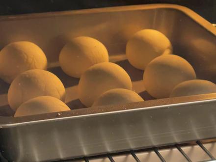 烤箱怎么发酵?!1分钟Get烤箱发酵小技巧✅ ⚠️很多焙友们买烤箱
却不知道带有发酵功能?
或者是不会用的
-
今天1分钟教会你
如何用烤箱进行发酵✅
-记笔记!!!
最适合面团发酵环境:
温度:35-38度
湿度:70%-80%
-注意:
需要烤箱自带有发酵功能才可以哦!
#我的烘焙日常 #在家做美食 #面包 #美食 #干货