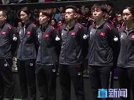 成都混团开赛前全场默哀一分钟 11月30日,国际乒联2025成都混团世界杯在成都揭幕,上午首轮比赛中国队对阵中国香港队。赛前全场为香港大埔宏福苑火灾遇难者默哀一分钟,中国香港队员袖子上还佩戴了小白花。#中国 #四川成都 #香港大火 #默哀 #乒乓球