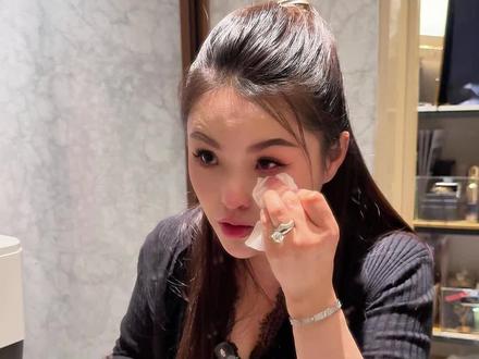 听了叔叔的话,偷偷的躲在卫生间哭了,觉得自己都那么大了,都要当三胎妈妈了,还让长辈担心操心。#三胎 #孕妇 #记录真实生活 #感动 @李俏俏(三胎孕中期🤰)