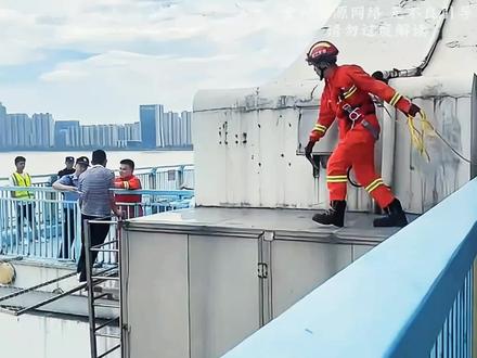 他们是血肉之躯,但火灾面前总会让人看到这感动流泪的一幕!#消防员 #救火英雄 #感人一幕 #致敬英雄