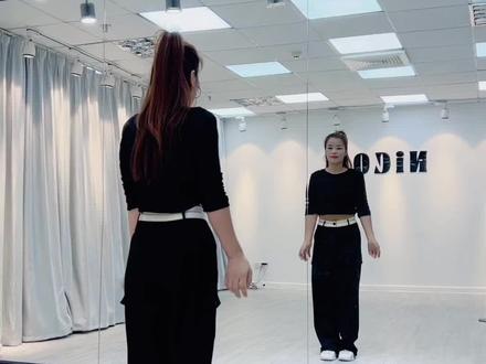 以后要紧追各位优秀老师的步伐,不能再赶不上车了#新舞来袭 #连锁反应 #潮流广场舞 #背面完整版 @寒春 服装鞋帽 @曳步舞心水(鞋服) #热门舞蹈
