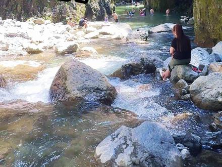 万盛峡谷耍水圣地-鲤鱼河 这是春哥给大家找的,又一个免费耍水地,这里水质清澈、有峡谷遮荫,是一个全天候玩水圣地。详细攻略如下:
1、导航地点:鲤鱼河露营基地(在隧道前后处停车),观音桥为起点,131公里/过路费40 /2个半小时,最后一段为长下坡,注意安全,缓慢驾驶。
2、有无费用:完全免费,不花一分,需要露营可选择去营地,需30米,路边也有宽阔地可露。
3、水质情况:水来源于黑山谷,水质干净清澈,100分打80分
4、清凉情况:峡谷整日遮荫,无日照,体感温度中午28度左右。
5、有那些耍事:上游浅水潭,适合小朋友嬉戏,下游峡谷深山区,可游泳、浆板、耍水,峡谷中有少量河滩,可做饭野餐(需早去占位置)。
6、注意事项:已测峡谷水深,注意安全,耍完务必带走垃圾,返程途不远即有垃圾桶。水边有蚊子,注意防蚊(建议用户外蚊香,我橱窗有)
最后祝大家耍得愉快!#重庆玩水 #重庆避暑 #户外 #周末带娃好去处 #重庆露营