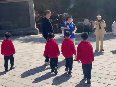 红螺寺最拉风父子团,七个小宝贝统一装备,路人围观不断,幸福感爆棚!#七个葫芦娃 #红螺寺 #生活分享官#Vlog#出游