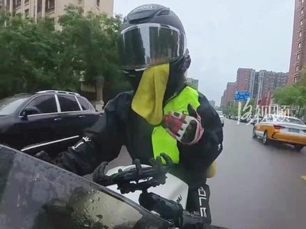 雨天骑车头盔挂水影响视线,骑友自制手动“雨刮器”