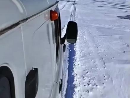 当地2月20日,一辆载有8名中国游客和1名俄罗斯司机的车辆在俄罗斯贝加尔湖奥利洪岛附近,因冰面破裂沉湖...
领馆证实...最终造成7名中国游客遇难,仅1名中国游客逃生。