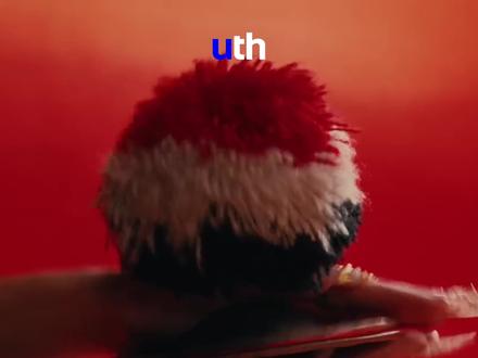 no na新MV这舞谁跟得上?
最近总能在社媒首页刷到的印尼新女团no na,不走甜美路线,带着一点野性。我们首先被《Work》里面极具力量感的舞蹈吸引了注意,进而意识到这四位女孩似乎在做一件更大的事:把属于自己文化的声音不加修饰地推到主流舞台。
当今全球流行音乐都在往“本土律动”靠拢,no na 的出现平添一层新鲜感——东南亚气质、岛屿热度、90s R&B 的影子和当代态度混在一起。你不一定立刻成为粉丝,但很难假装没看见她们,或许现在正是认识这四位印尼女孩的好时机!
#uth #nona #nona新歌work #女团 #浅跳一下