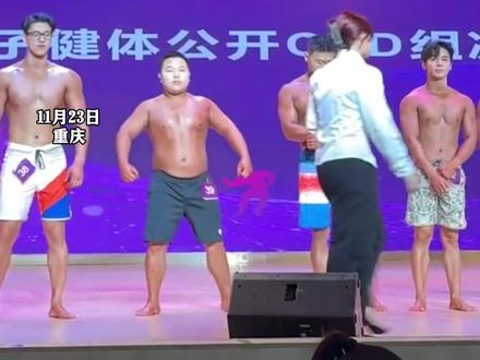 健美比赛混入“小胖子”,差点把对手憋出内伤还荣获了“人气王”。#健美 #搞笑 #哈哈哈哈哈哈我要笑死了
