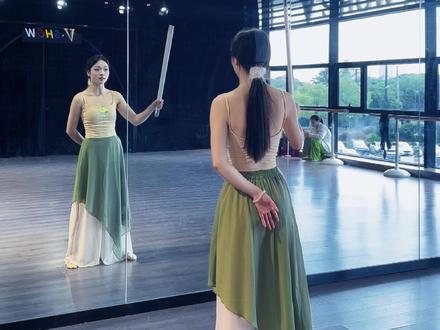 周末都来学相夷的这个入门剑花!
#剑花教学 #相夷太剑 #李莲花 #李相夷 #剑舞