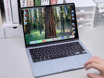 抄作业!MacBook到手后必做的9个设置!✨ 家人们谁懂啊!😭心心念念的天蓝色MacBook Air终于到手了,第一时间冲到星巴克准备加入“氛围组”,优雅地打开电脑……然后整个人都emo了!
😫我的“我的电脑”呢?我的Alt键去哪儿了?复制粘贴怎么就不灵了?!
作为一个从Windows转投Mac、并且已经入手过好几台Mac的老玩家,今天必须出一期保姆级的新手设置教程!帮你把新电脑调教得服服帖帖,告别手足无措,丝滑上手!✨
内容有点长,但全是干货,建议先**❤️收藏**起来慢慢看!
我是罗晴,我们下期再见啦!👋