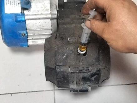 电动三轮车买回来一定要给这里加油,长时间不加油车就会没劲噪音大,还更容易坏,一定要注意@抖音小助手 #电车维修师傅 #学习小窍门